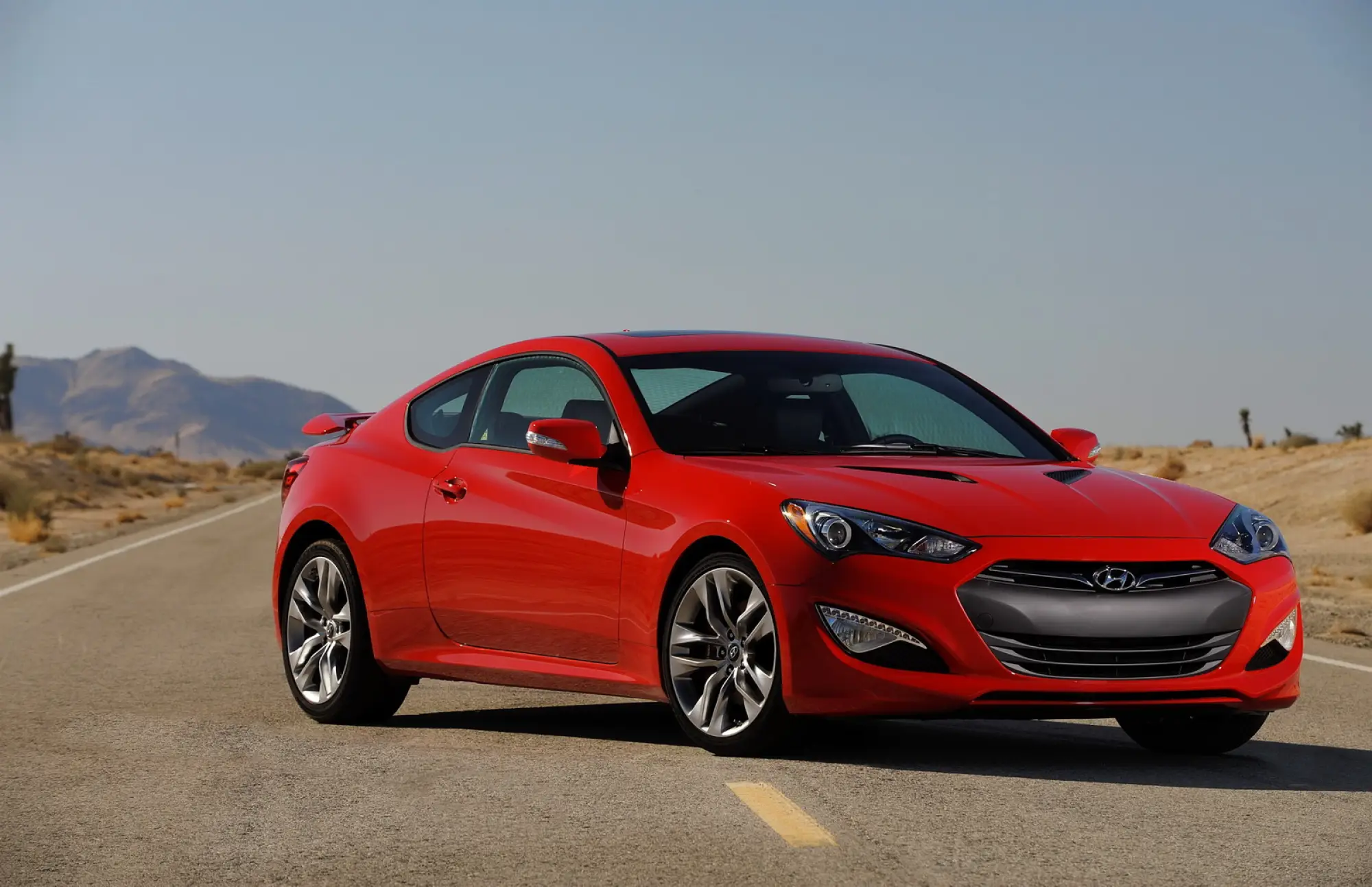 Hyundai Genesis Coupè rossa - 8