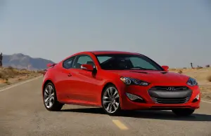 Hyundai Genesis Coupè rossa - 8