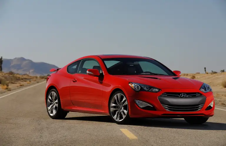 Hyundai Genesis Coupè rossa - 8