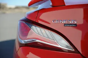 Hyundai Genesis Coupè rossa - 12