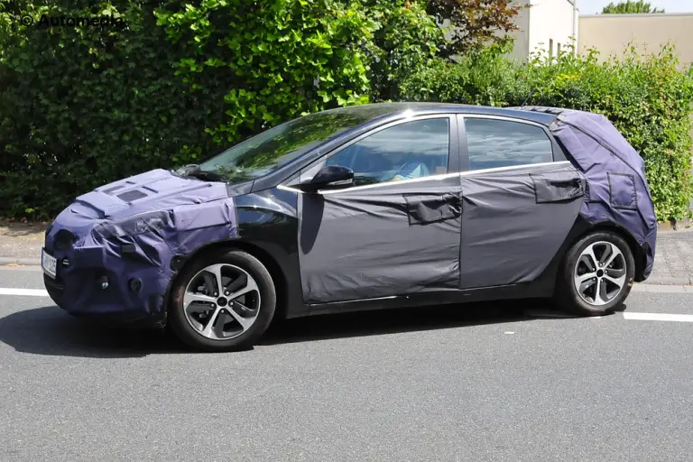 Hyundai i30 2015 - Foto spia 04-07-2014 - 3