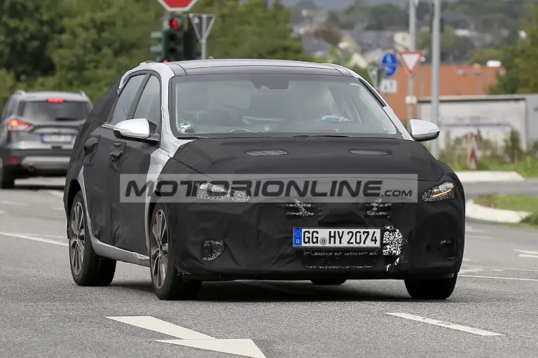Hyundai i30 Facelift - Foto spia 17-9-2019 - 12