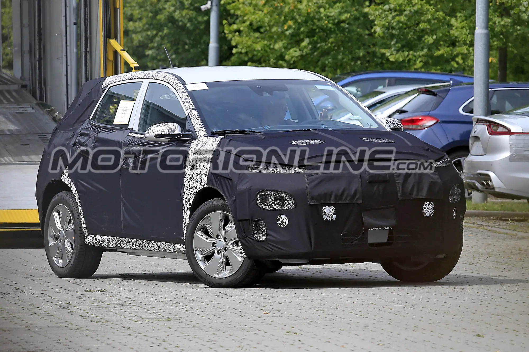 Hyundai Kona elettrica foto spia 21 agosto 2017 - 2
