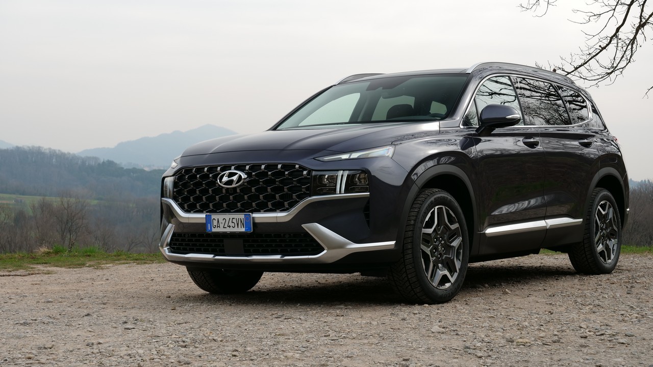 Hyundai Santa Fe Hybrid 2021 video prova su strada