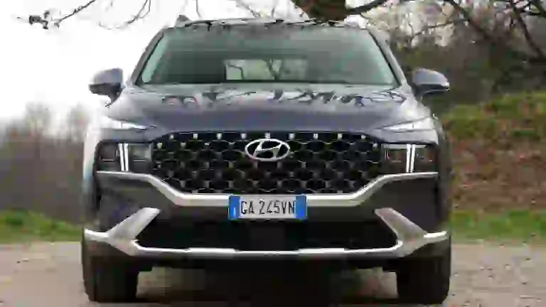 Hyundai Santa Fe Hybrid 2021 video prova su strada - 3