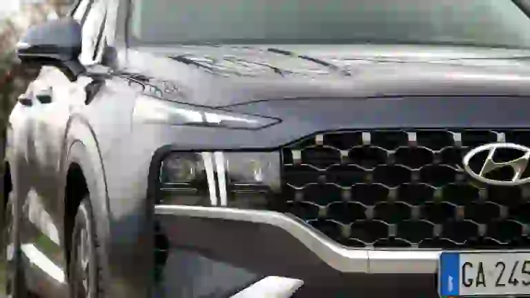 Hyundai Santa Fe Hybrid 2021 video prova su strada - 4