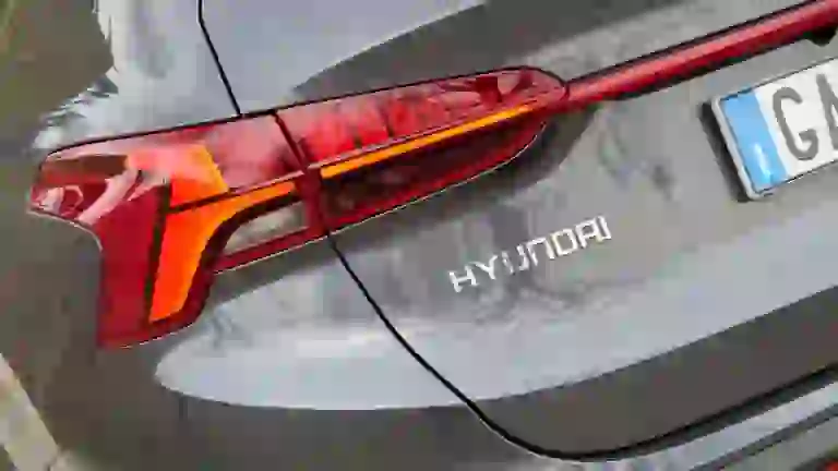 Hyundai Santa Fe Hybrid 2021 video prova su strada - 10