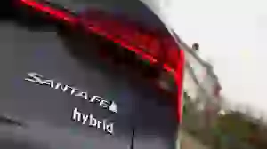 Hyundai Santa Fe Hybrid 2021 video prova su strada - 30