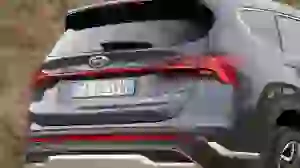 Hyundai Santa Fe Hybrid 2021 video prova su strada - 12