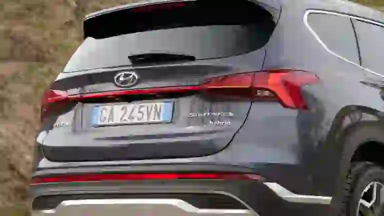 Hyundai Santa Fe Hybrid 2021 video prova su strada - 12