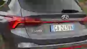 Hyundai Santa Fe Hybrid 2021 video prova su strada - 15