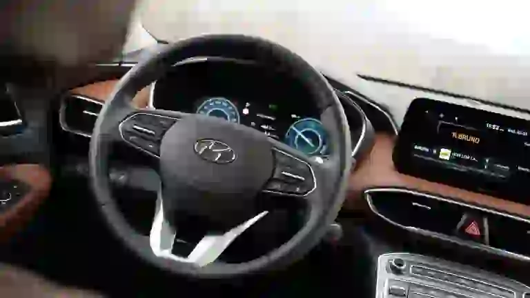 Hyundai Santa Fe Hybrid 2021 video prova su strada - 16