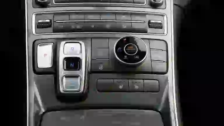 Hyundai Santa Fe Hybrid 2021 video prova su strada - 31