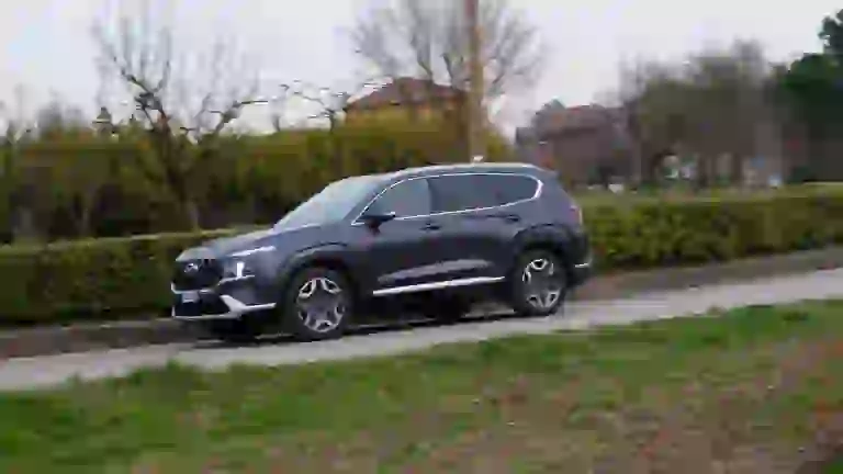 Hyundai Santa Fe Hybrid 2021 video prova su strada - 25