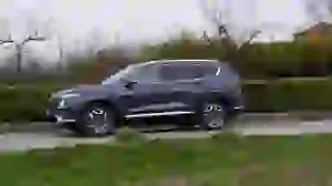 Hyundai Santa Fe Hybrid 2021 video prova su strada - 26
