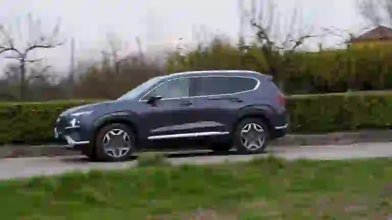 Hyundai Santa Fe Hybrid 2021 video prova su strada - 26