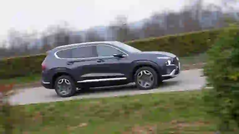 Hyundai Santa Fe Hybrid 2021 video prova su strada - 29