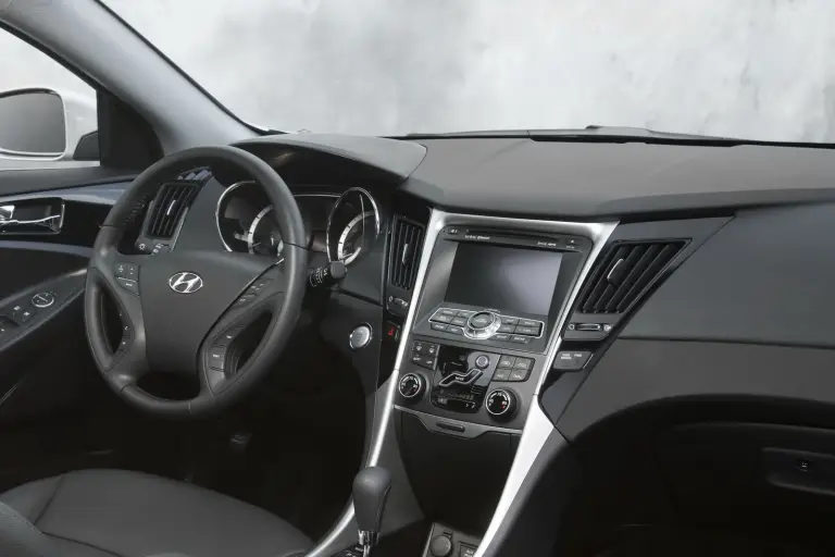 Hyundai Sonata 2011 - 3