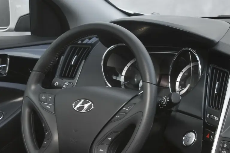 Hyundai Sonata 2011 - 24