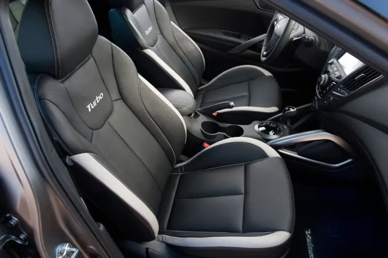 Hyundai Veloster Turbo prime immagini - 3