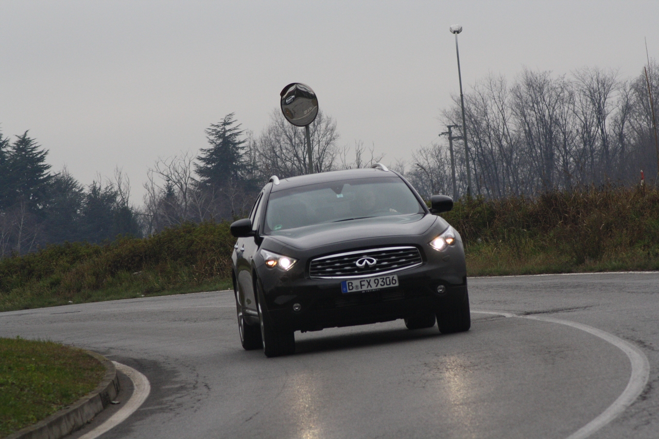 Infiniti FX 30d S - Test Drive