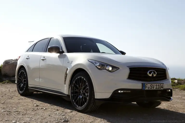 Infiniti FX Vettel Edition - 11