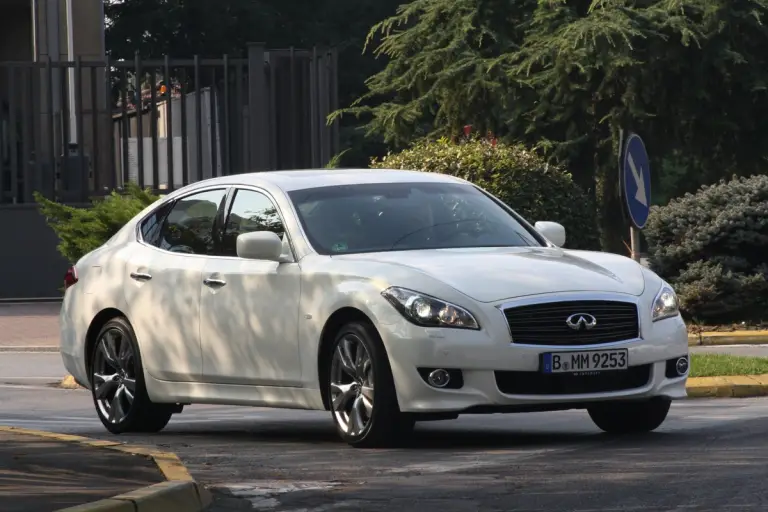 Infiniti M30d S - 27