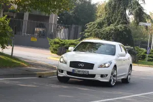 Infiniti M30d S - 29