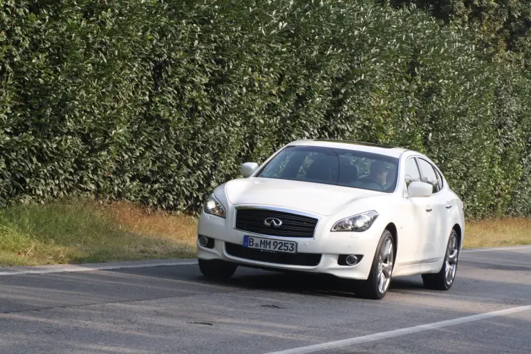 Infiniti M30d S - 48