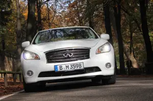 Infiniti M35h - Prova su strada 2012