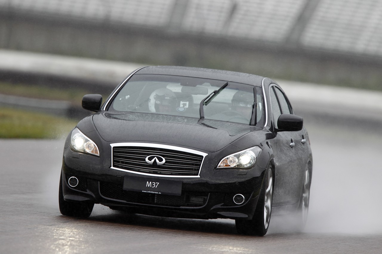 Infiniti M37S - Test Drive con Mark Webber