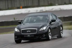 Infiniti M37S - Test Drive con Mark Webber - 2