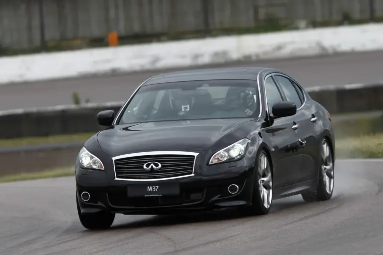 Infiniti M37S - Test Drive con Mark Webber - 2