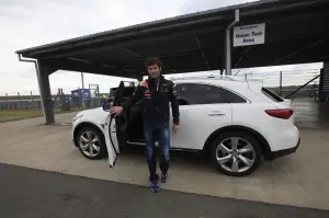 Infiniti M37S - Test Drive con Mark Webber - 1