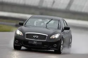 Infiniti M37S - Test Drive con Mark Webber - 11