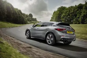 Infiniti Q30 - foto delle versioni Premium e Sport