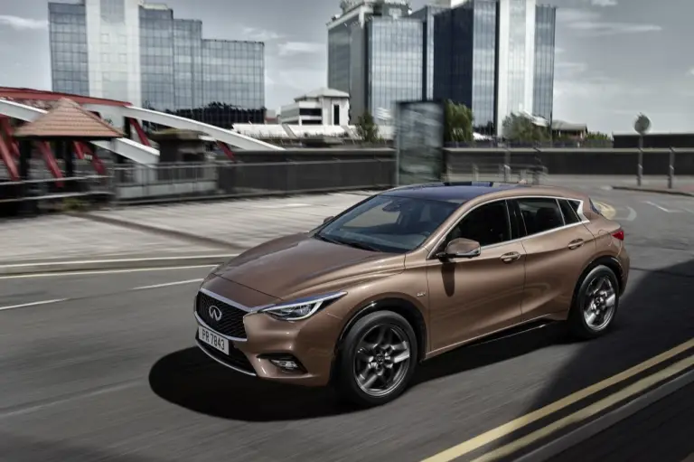 Infiniti Q30 - foto delle versioni Premium e Sport - 10