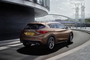 Infiniti Q30 - foto delle versioni Premium e Sport