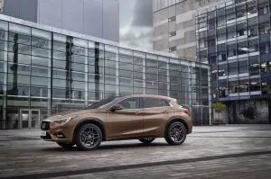 Infiniti Q30 - foto delle versioni Premium e Sport