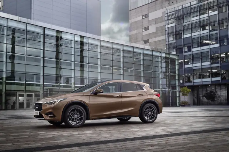 Infiniti Q30 - foto delle versioni Premium e Sport - 16