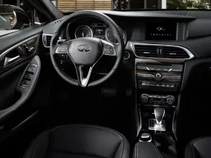 Infiniti Q30 - foto delle versioni Premium e Sport