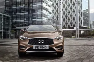 Infiniti Q30 - foto delle versioni Premium e Sport