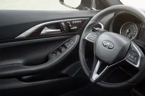 Infiniti Q30 - foto delle versioni Premium e Sport