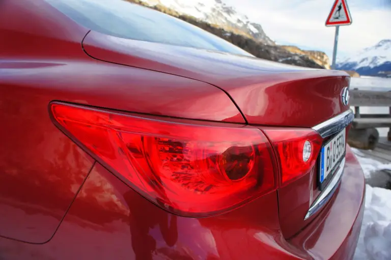 Infiniti Q50 2.0t Prova su strada 2015 - 13