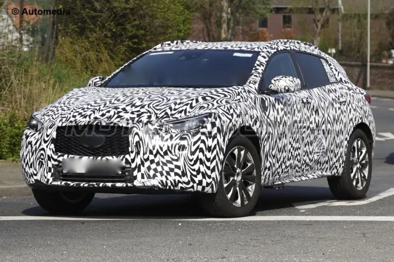 Infiniti QX30 2016 - Foto spia 21-04-2015 - 2