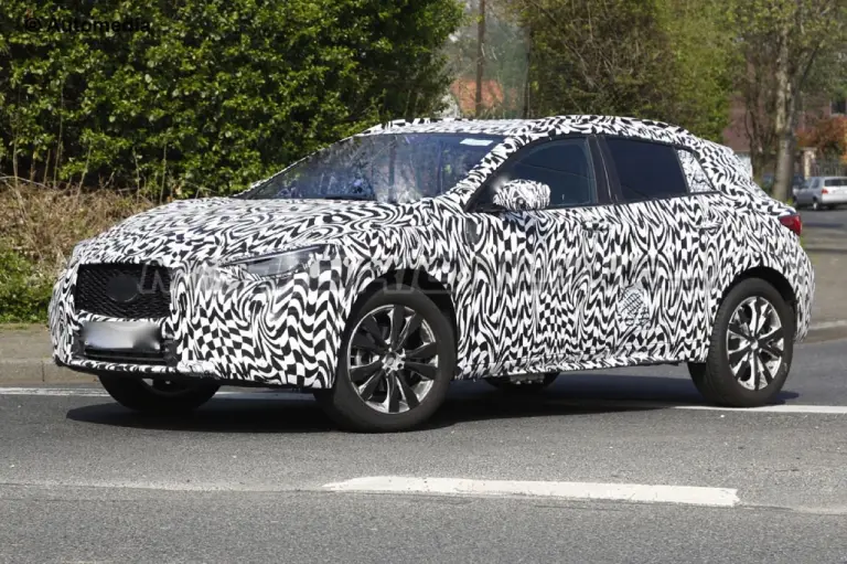 Infiniti QX30 2016 - Foto spia 21-04-2015 - 3