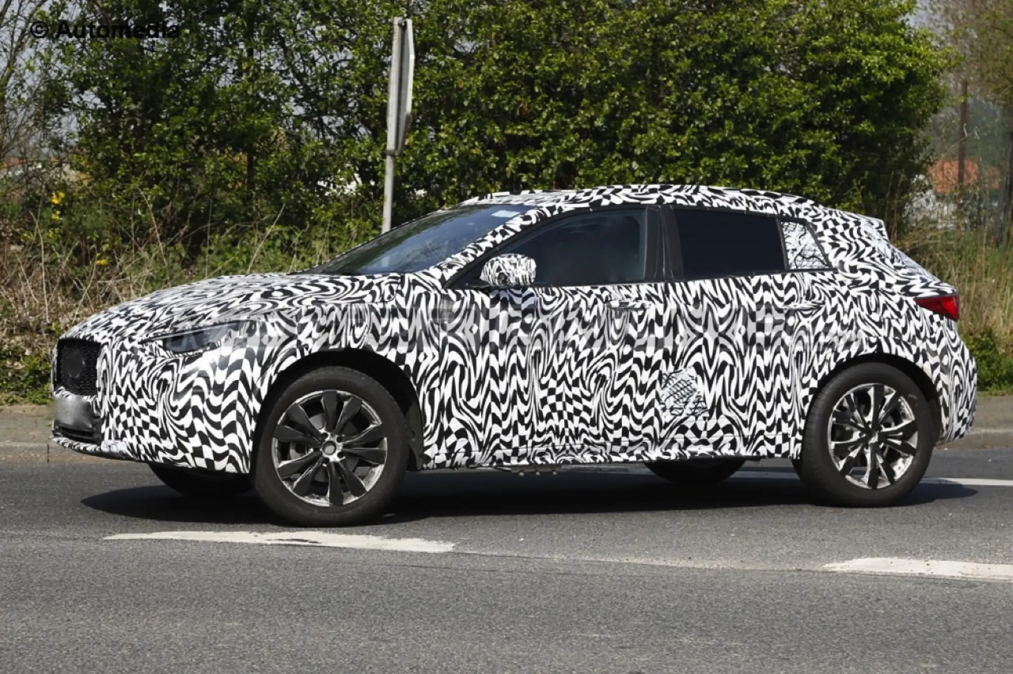 Infiniti QX30 2016 - Foto spia 21-04-2015 - 4