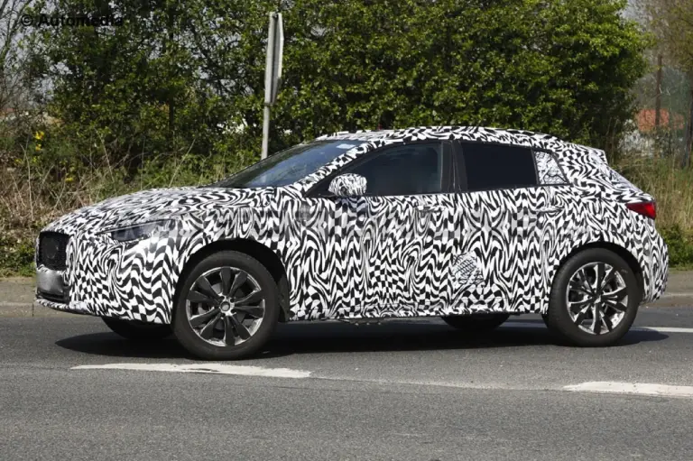 Infiniti QX30 2016 - Foto spia 21-04-2015 - 4
