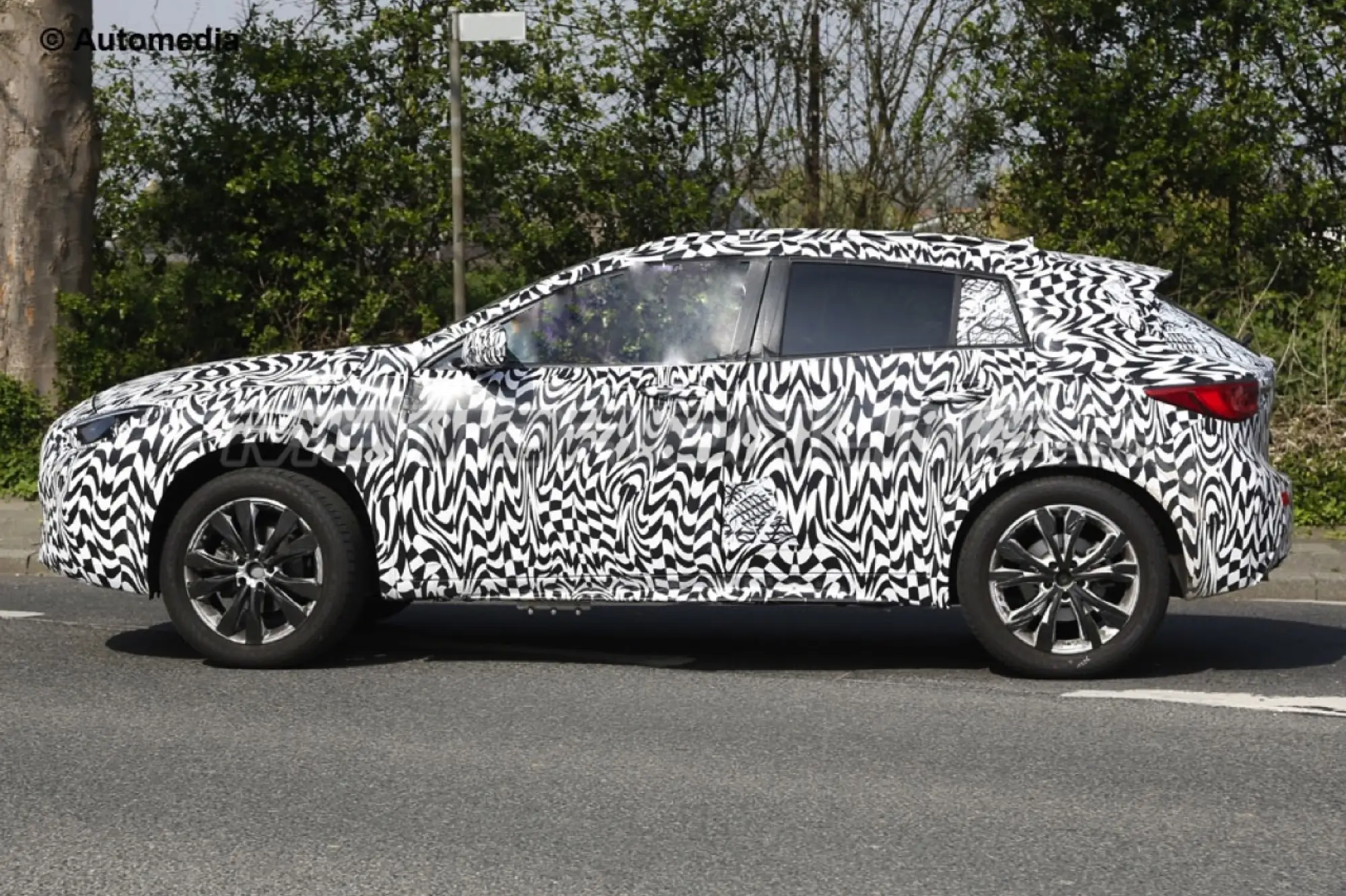 Infiniti QX30 2016 - Foto spia 21-04-2015 - 5