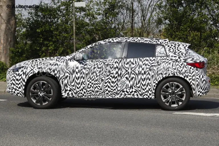 Infiniti QX30 2016 - Foto spia 21-04-2015 - 5